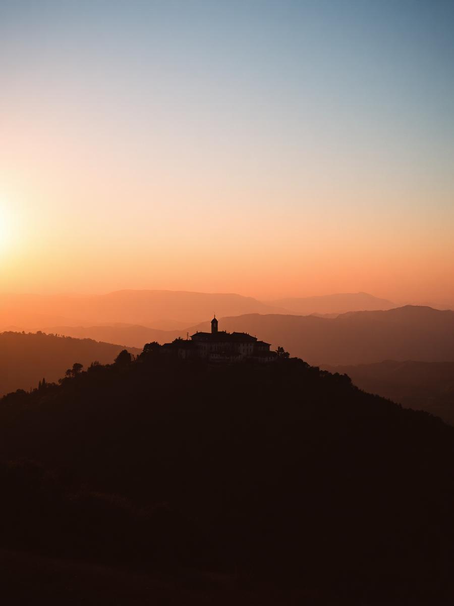 Vilarejo no alto da colina ao pôr do sol